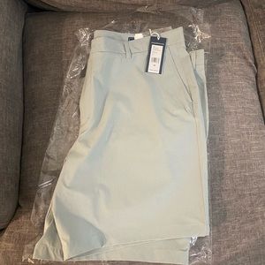 Vineyard vines performance breaker shorts size 44 8 inch grey